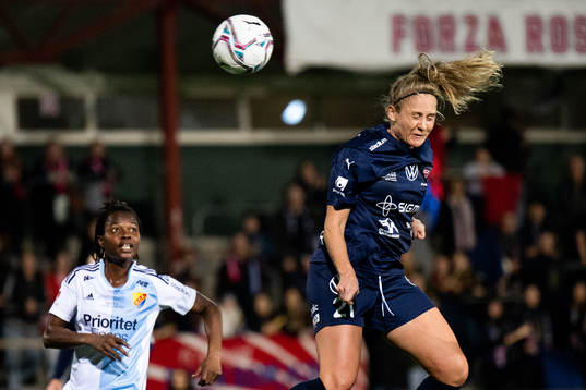 FC Rosengårds Karin Lundin nickar in 1-0 målet