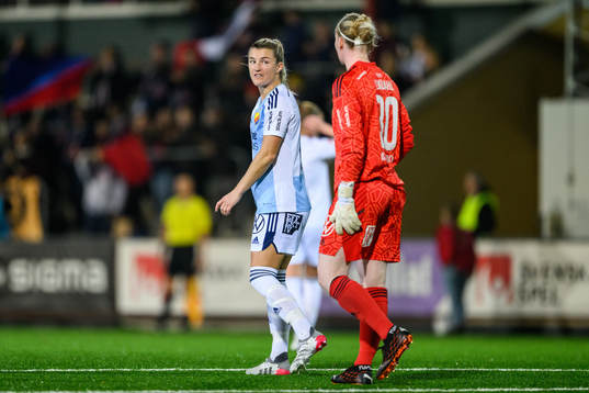 Djurgårdens Emelie Asplund Lövgren och målvakt Hedvig