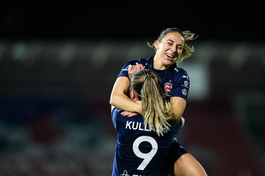 FC Rosengårds Gina Chmielinski och Loreta Kullashi jublar