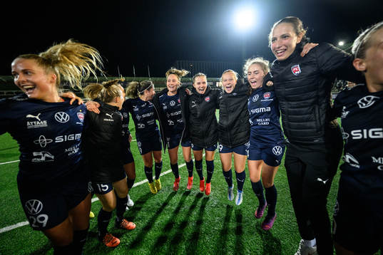 FC Rosengårds spelare jublar