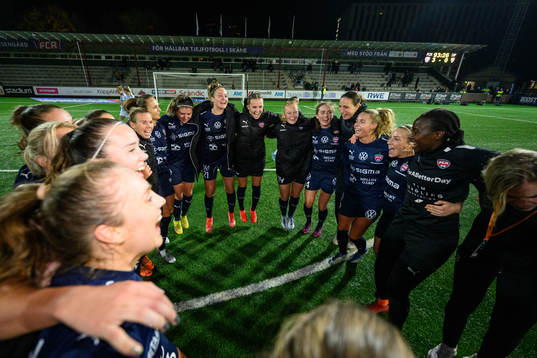 FC Rosengårds spelare jublar