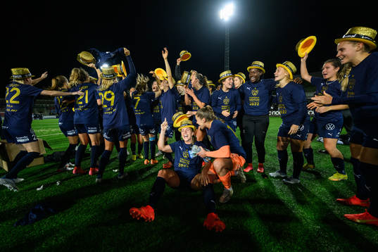 FC Rosengårds spelare jublar