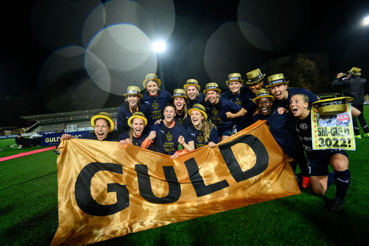 FC Rosengårds spelare jublar