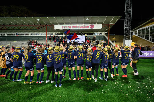 FC Rosengårds spelare jublar