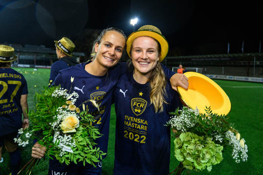 FC Rosengårds Frederikke Thögersen och Fiona Brown jublar