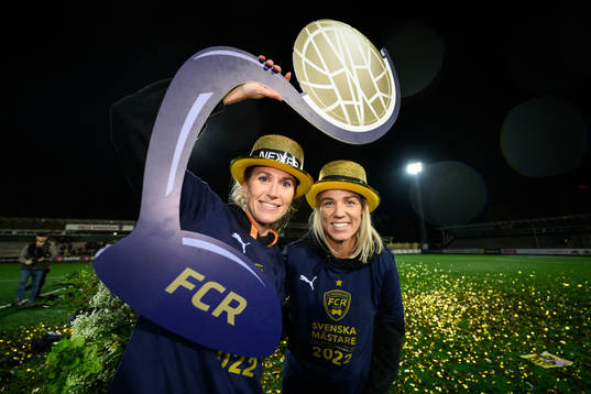 FC Rosengårds Emma Berglund och Caroline Seger jublar