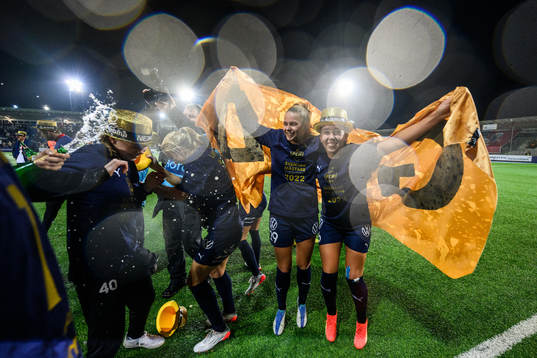 FC Rosengårds spelare jublar