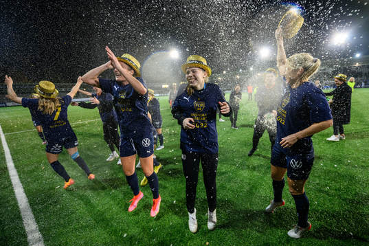 FC Rosengårds spelare jublar