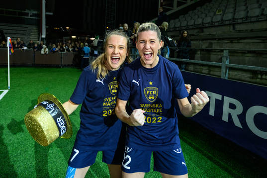 FC Rosengårds Fiona Brown och Olivia Schough  jublar