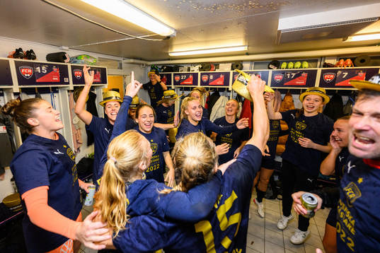 FC Rosengårds spelare jublar