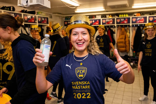 FC Rosengårds Loreta Kullashi jublar i omklädningsrummet