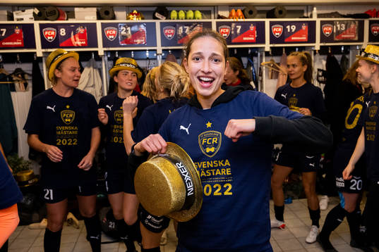 FC Rosengårds målvakt Somea Polozen jublar i