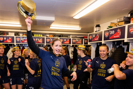 FC Rosengårds målvakt Somea Polozen jublar i