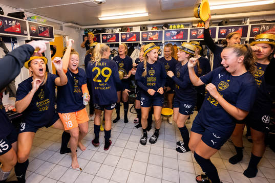 FC Rosengårds spelare jublar i omklädningsrummet