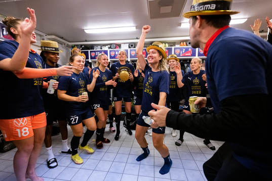 FC Rosengårds Loreta Kullashi jublar i omklädningsrummet