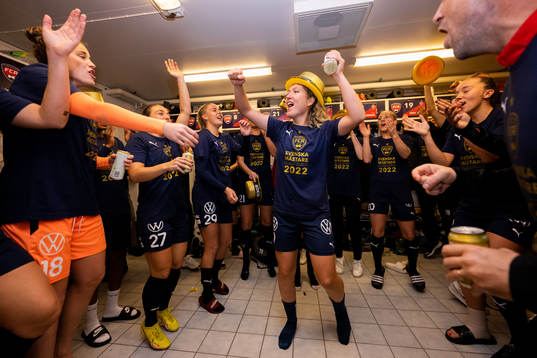 FC Rosengårds Loreta Kullashi jublar i omklädningsrummet