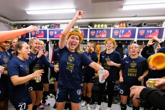 FC Rosengårds Loreta Kullashi jublar i omklädningsrummet