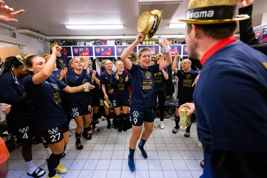 FC Rosengårds Loreta Kullashi jublar i omklädningsrummet