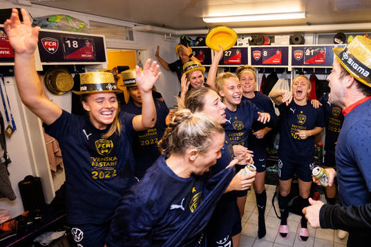 FC Rosengårds spelare jublar i omklädningsrummet