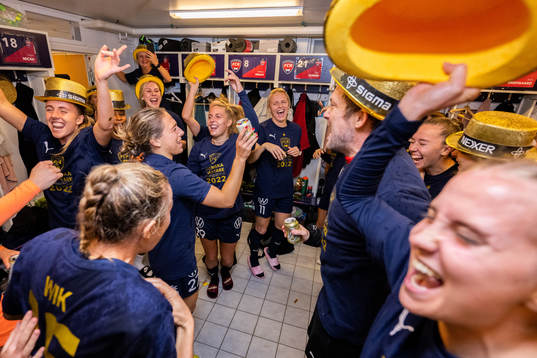 FC Rosengårds spelare jublar i omklädningsrummet