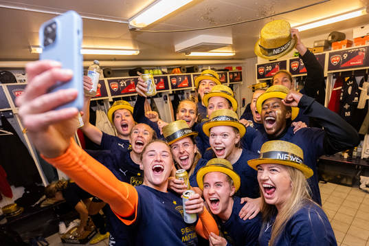 FC Rosengårds målvakt Teagan Micah jublar med lagkamrater