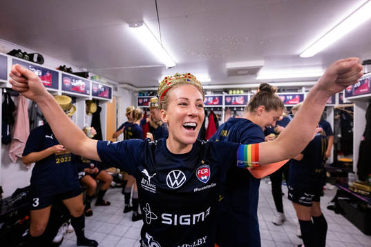 FC Rosengårds Mia Persson jublar i omklädningsrummet