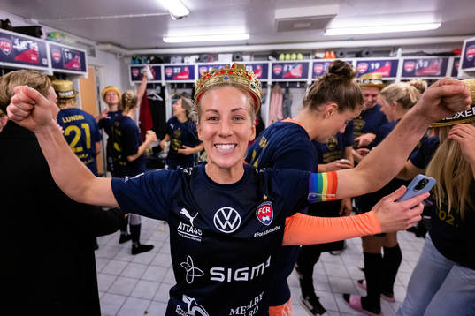 FC Rosengårds Mia Persson jublar i omklädningsrummet