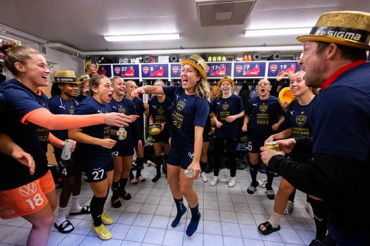 FC Rosengårds Loreta Kullashi jublar i omklädningsrummet