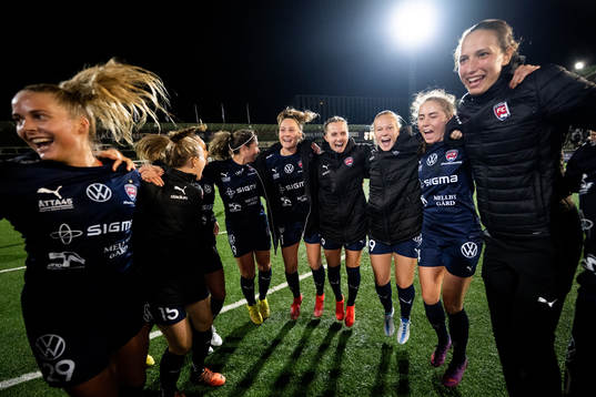 FC Rosengårds spelare jublar