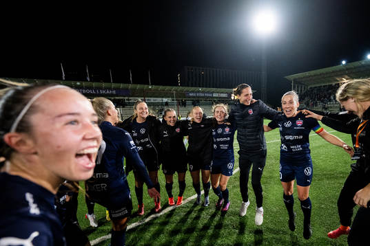 FC Rosengårds spelare jublar