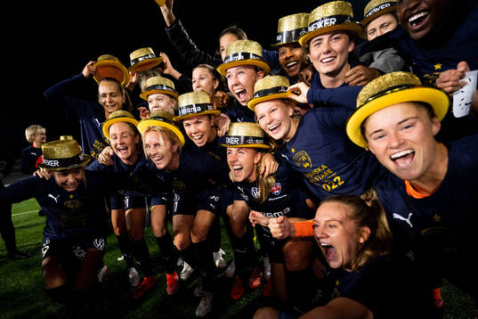 FC Rosengårds spelare jublar