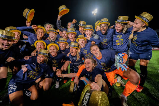 FC Rosengårds spelare jublar