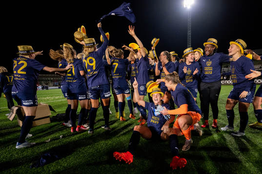 FC Rosengårds spelare jublar