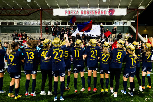 FC Rosengårds spelare jublar mot supportrarna