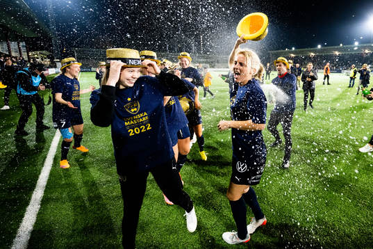 FC Rosengårds Bea Sprung och Mimmi Larsson jublar