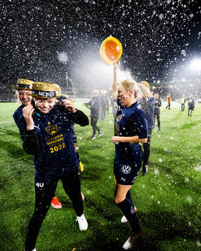 FC Rosengårds Bea Sprung och Mimmi Larsson jublar