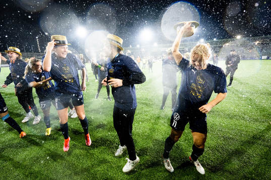 FC Rosengårds Bea Sprung och Mimmi Larsson jublar