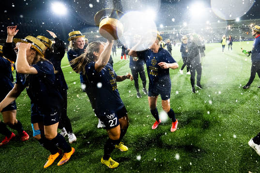 FC Rosengårds spelare jublar