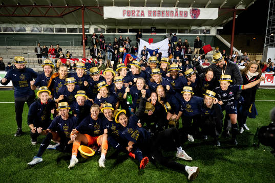 FC Rosengårds spelare jublar
