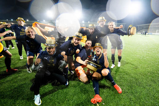 FC Rosengårds spelare jublar