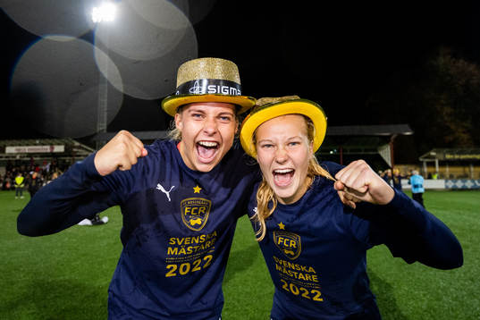 FC Rosengårds Olivia Holdt och Sofie Bruun Bredgaard jublar