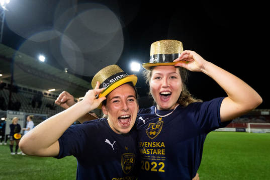 FC Rosengårds Gina Chmielinski och Loreta Kullashi jublar