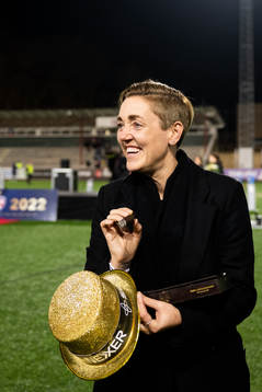 FC Rosengårds sportchef Therese Sjögran röker cigarr