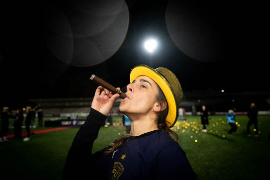 FC Rosengårds tränare Renee Slegers röker cigarr