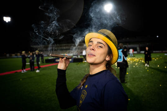 FC Rosengårds tränare Renee Slegers röker cigarr