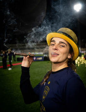 FC Rosengårds tränare Renee Slegers röker cigarr