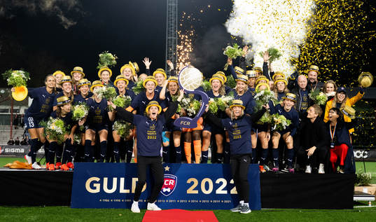FC Rosengårds spelare med Emma Berglund och Caroline Seger