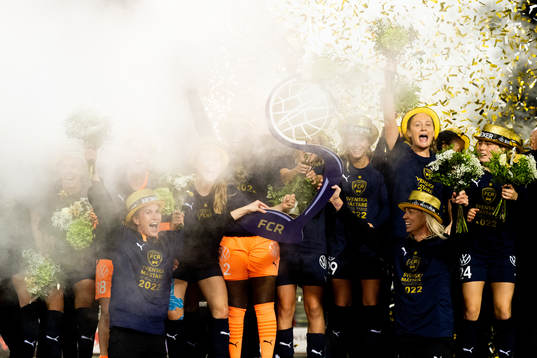 FC Rosengårds spelare med Emma Berglund och Caroline Seger