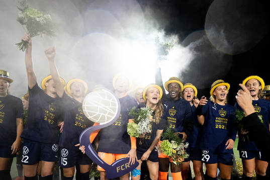 FC Rosengårds spelare jublar med en replika av