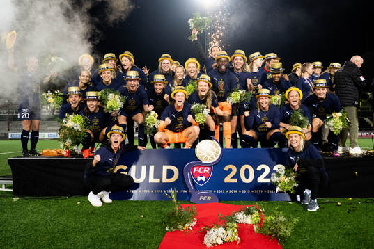 FC Rosengårds spelare jublar med en replika av